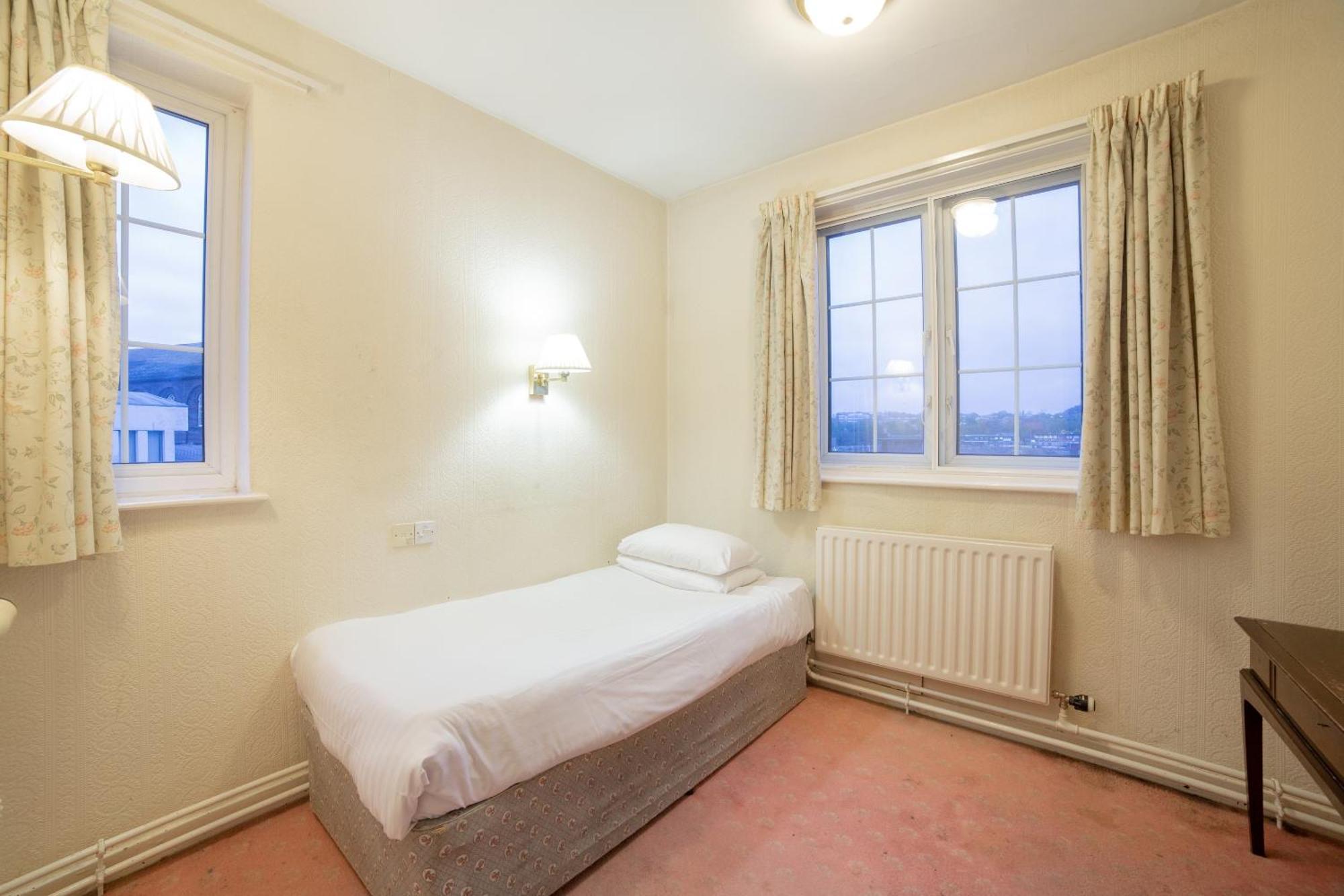 Hotel George Hotel, Burslem, 2*